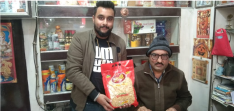 तीन पुस्तालाई धानिरहेको भुजिया कम्पनी