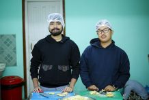 हरेक परिकार 'स्वादिलो' बनाउँदै दुई साथी
