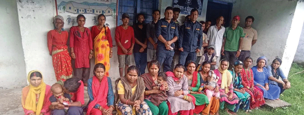 पहिरोको त्रास : बाइस परिवारको विद्यालयमा बास