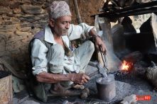 ७० वर्षीय ललीत बहादुर कामी आरनको काम गरेरै परीवार पाली रहेका छन्