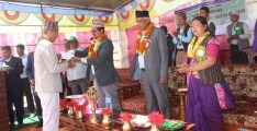किसानलाई परिचयपत्र वितरण