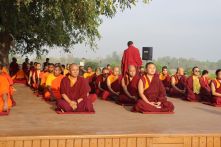 अन्तराष्ट्रिय ध्यान दिवसमा सैयौं भिक्षुहरु पुगे लुम्बिनी