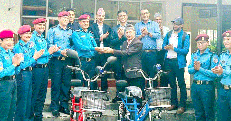 博卡拉旅游警察获赠两辆电动自行车