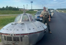美媒：美国警察在公路上拦下“UFO”，警方发布警员与“飞碟”合影