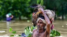 Flooding forces 300,000 Bangladeshis into shelters