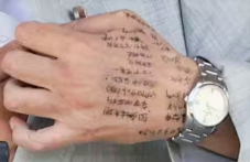 “密密麻麻写满文字”，石破茂演讲时被发现“在手背上打小抄”引争议