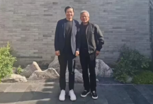 英伟达 CEO 黄仁勋回应大热天穿皮夹克：仅有一套西装未来得及干洗