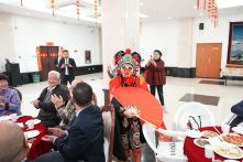 中国驻尼泊尔大使馆隆重举办2026新春茶话会暨“新春暖心包”发放仪式 情暖侨心共贺马年