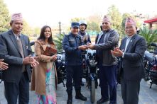 ललितपुर महानगरपालिकाद्वारा प्रहरीलाई आठ थान मोटरसाइकल हस्तान्तरण