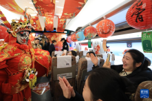 高铁闹元宵 旅途温情浓