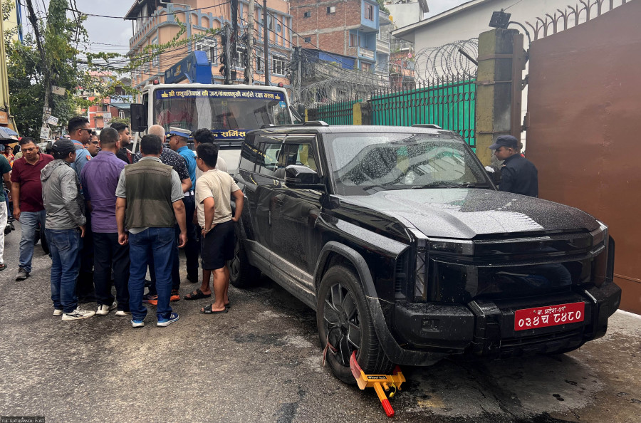 周一下午，工作人员正准备拖走停在坎提普尔媒体集团门口的一辆汽车。一名身份不明的男子在清晨将该车辆停放在此。发布照片