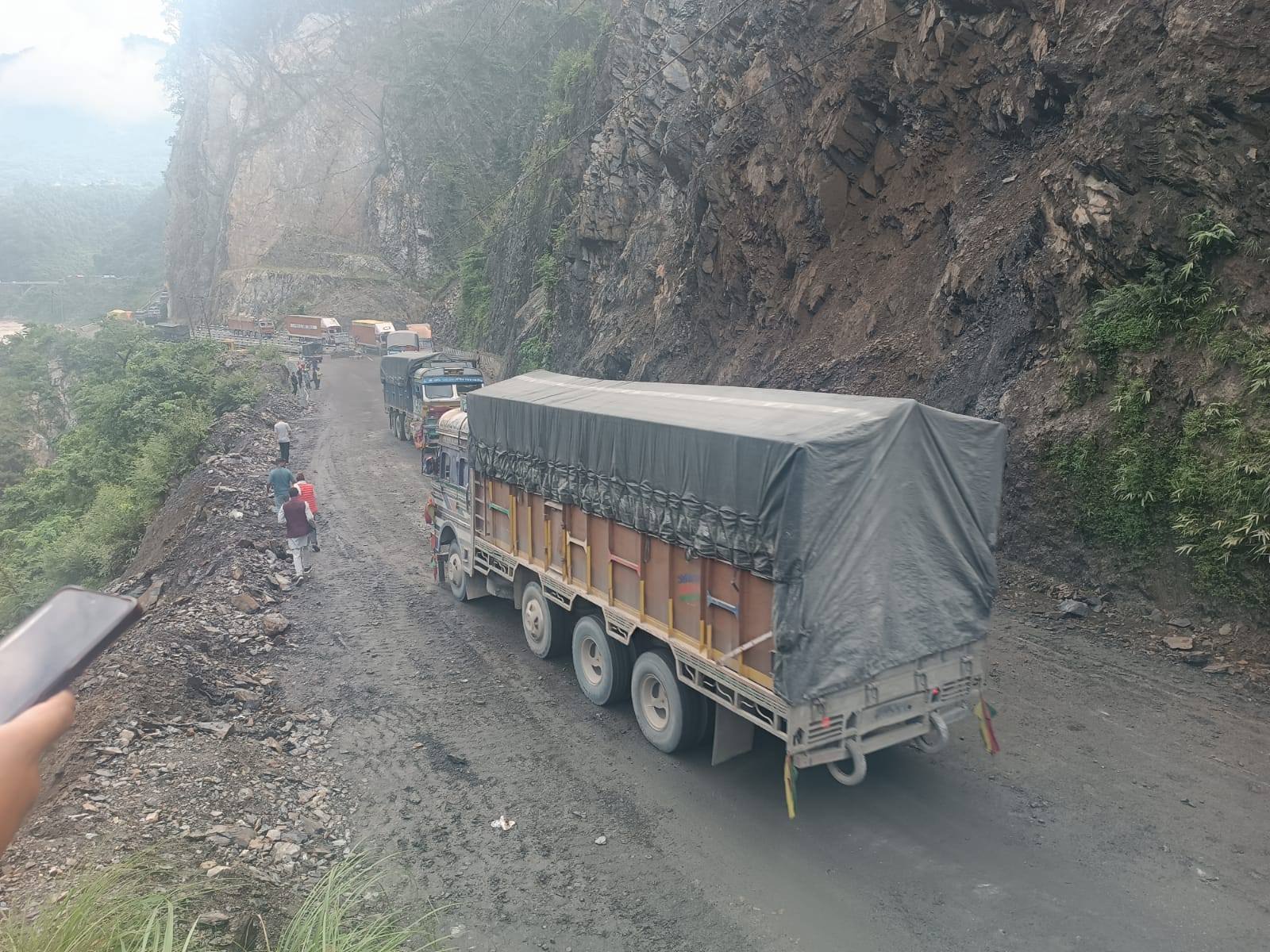 road-mugling_4xl4x9etlg_wzyUklfgQ8