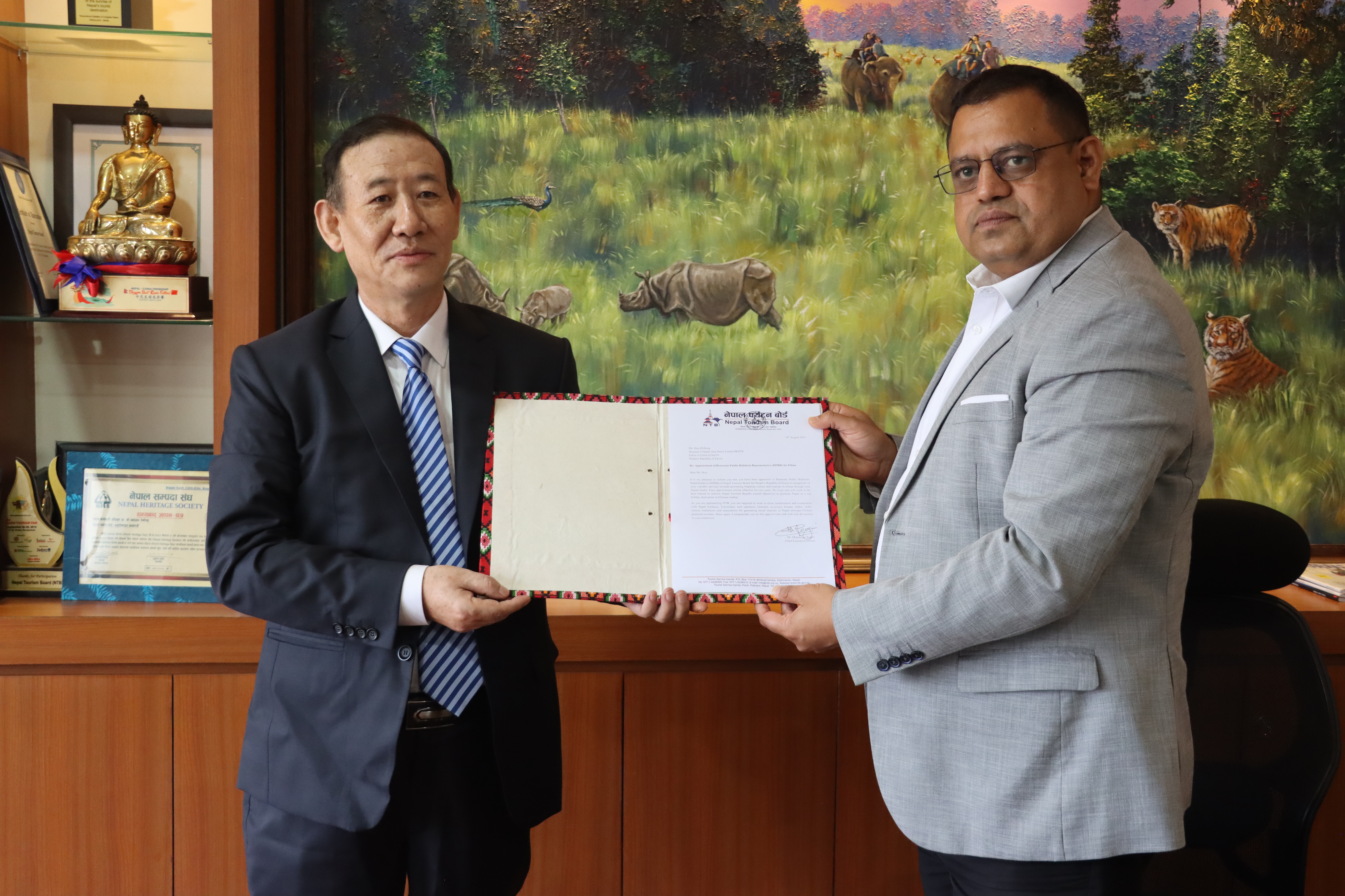2023年，尼泊尔旅游委聘任候志红为中国区旅游宣传代表。图为时任旅游委CEO雷格米为候志红颁发证书。