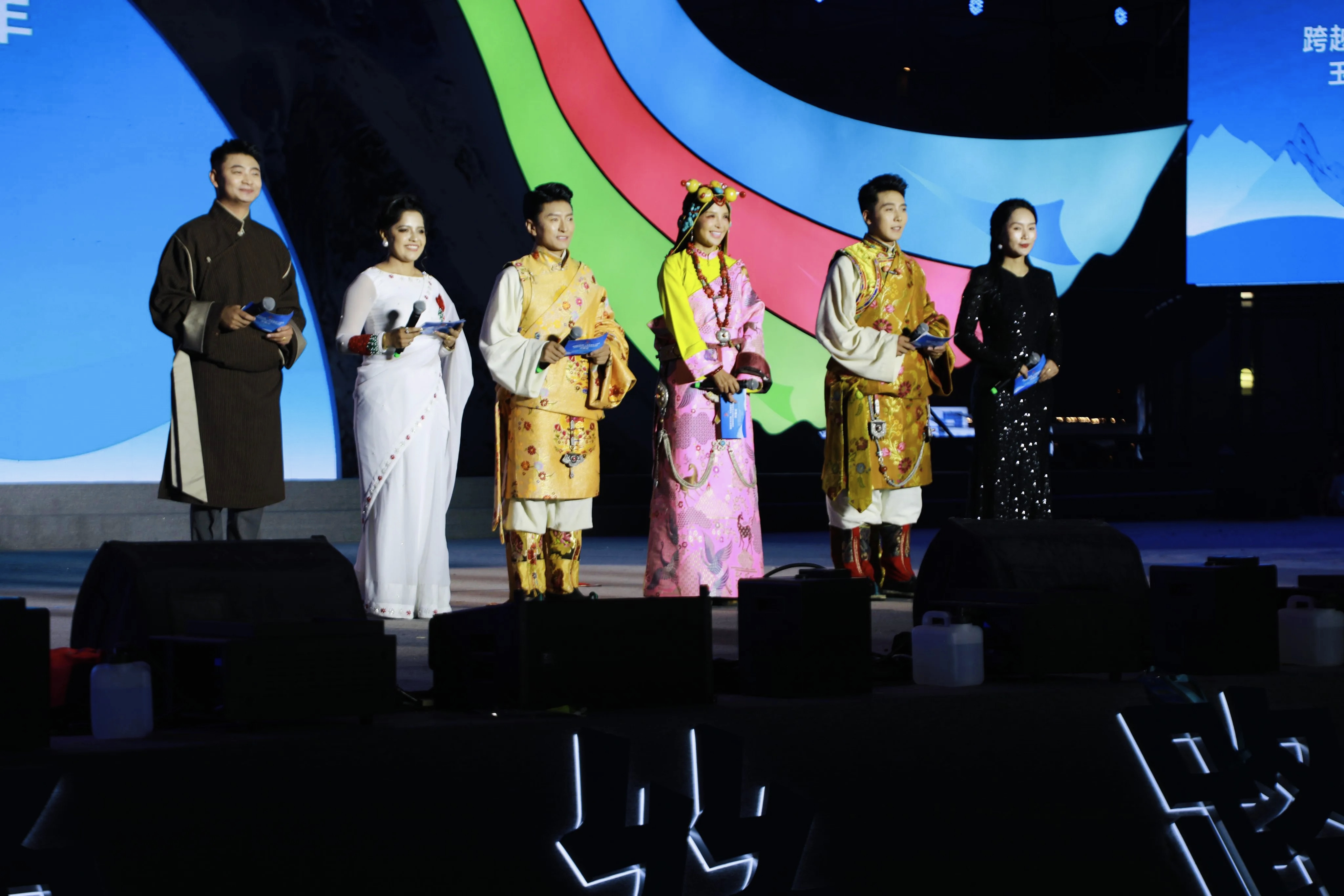 在青海玉树活动上央视著名主持人朱迅与南亚网视CEO任米拉同台主持节目