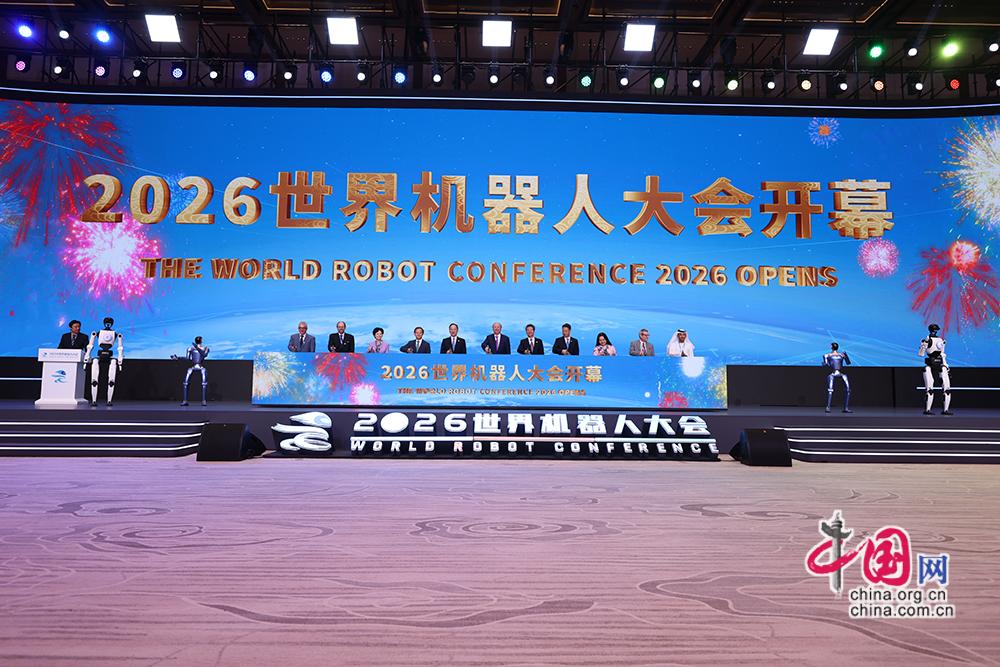 启动仪式上,11台智能灵巧手向现场嘉宾致意,与出席启动仪式的领导和嘉宾代表共同握手启动大会。中国网记者 郑亮摄