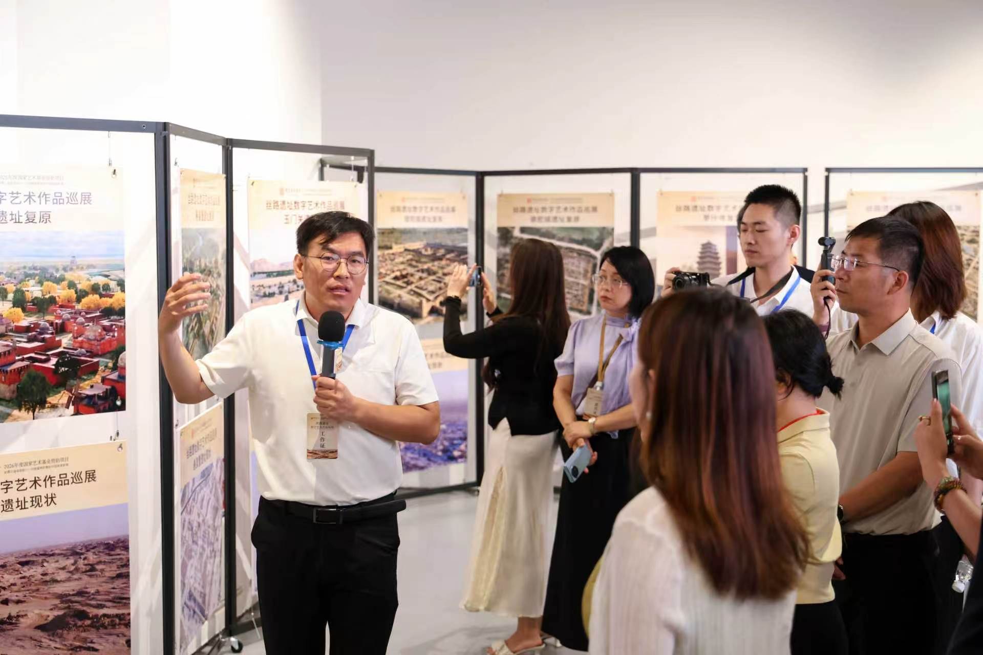 西安复兴文明旅游(集团)有限公司董事长、数字艺术展执行策划人张普然在现场介绍数字艺术作品。(赵懿萌 摄)