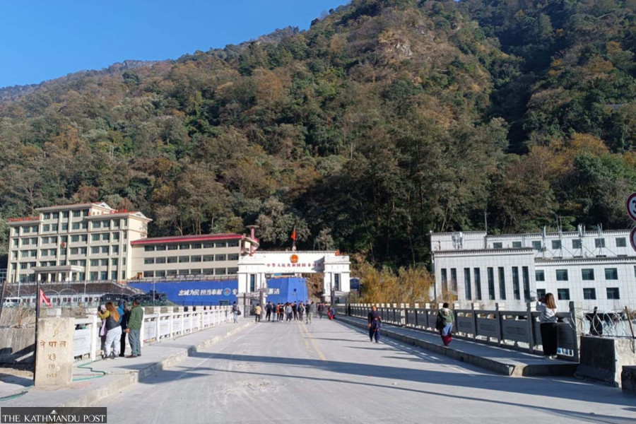 边境口岸在8月因山体滑坡反复封锁阿兰尼科公路而关闭近三周后，近期才恢复有限运营。