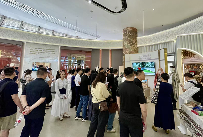 图为参观西安中亚公园&middot;丝路会客厅的游客络绎不绝。