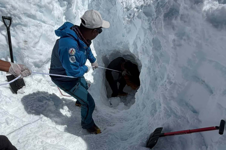 搜救队在马南县纳尔帕布米乡5村的喜马隆喜马尔大本营搜寻被雪崩埋没的人员。图片来源:尼泊尔国家登山向导协会