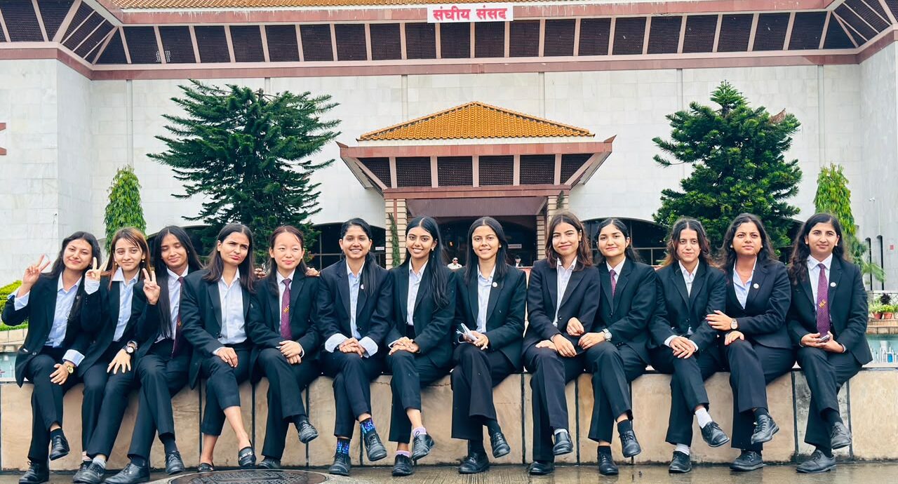 尼泊尔法学院学生在联邦议会进行考察。